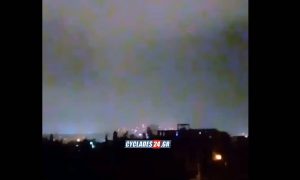 Απίστευτο βίντεο: Η στιγμή που κεραυνός έκανε τη νύχτα μέρα στον Πειραιά