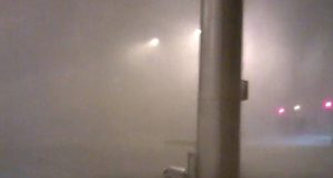 Μπορείτε να φανταστείτε τον εαυτό σας να… περπατά σε αυτή την καταιγίδα; (video)