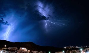 Καιρός: Εριξε στην Μαλακάσα σε μία μέρα, όσο βρέχει για 1 χρόνο στο κέντρο της Αθήνας (video)
