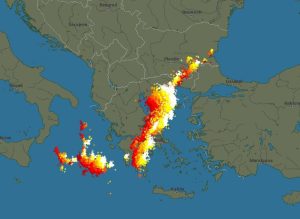 Καιρός – Live: Δείτε πώς κινείται το μέτωπο των κεραυνών αυτή τη στιγμή (video)
