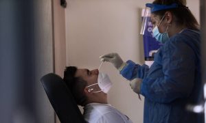 Μετάλλαξη Όμικρον: Αν δείτε αυτό το σημάδι στο δέρμα σας ίσως έχετε κορονοϊό