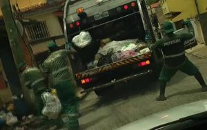 Υπάλληλοι καθαριότητας μαζεύουν τα σκουπίδια χορεύοντας και ρίχνουν το διαδίκτυο (video)