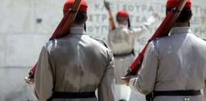 Η φωτογραφία που συγκίνησε όλο το διαδίκτυο – Ο Εύζωνας στον καύσωνα (photo)
