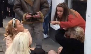 Γυναίκα βρίζει μία παρέα έξω από μαγαζί – Αυτό που ακολούθησε είναι σοκαριστικό (photos+video)