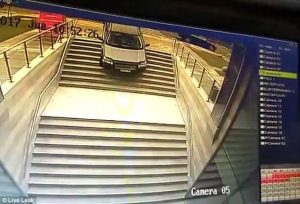 Μπέρδεψε τα σκαλιά με ράμπα και τα κατέβηκε με το αυτοκίνητο του (video)