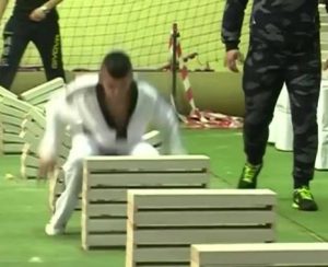 Θα πάθετε σοκ: 16χρονος Βόσνιος σπάει με το κεφάλι 111 πλάκες τσιμέντου σε 35 δευτερόλεπτα (video)
