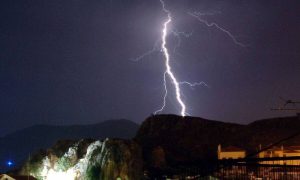 Καιρός: Μειώθηκαν οι κεραυνοί στην Ελλάδα το 2020… Τι έχει συμβεί;