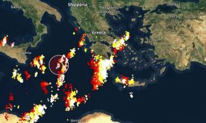 Καιρός – Live: Πώς κινούνται οι πυρήνες των καταιγίδων και των κεραυνών πάνω απ’ την Ελλάδα