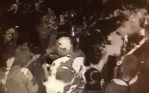 Κακοποιός πέταξε μπογιά μέσα σε μπαρ και λέρωσε όλους όσους ήταν εκεί (video)