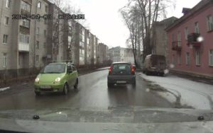 Θα πάθετε σοκ: Ανοιξε η πόρτα και της έπεσε το μωρό από το αυτοκίνητο (Video)