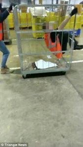 Εταιρεία μεταφορών πετάει τα πακέτα με βία κατά την παράδοση