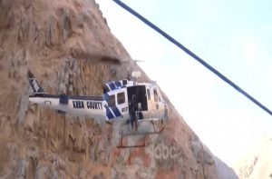 Άνδρας παγιδεύτηκε σε βράχο στη μέση μανιασμένου ποταμιού