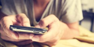 Σοκ: 12χρονος έχασε το μάτι και το δάχτυλό του μετά την έκρηξη του κινέζικου κινητού του (pics)