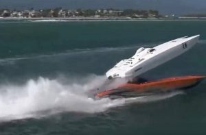 Απίστευτο βίντεο:Σκάφος περνά πάνω από άλλο speedboat και εκτοξεύεται στον αέρα!