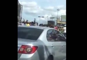 Ομαδικό… ντου από κλεφτοκοτάδες σε φορτηγό με κοτόπουλα (video)