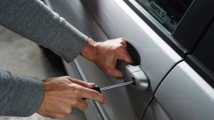Η BMW κλείδωσε τον κλέφτη μέσα στο αυτοκίνητο εξ αποστάσεως