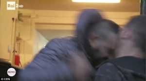 Επίθεση σε δημοσιογράφο την ώρα της ζωντανής σύνδεσης (video)