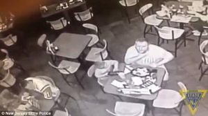 Αστυνομικός σώζει άνδρα που πνίγεται (video)