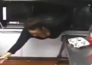 Νόμιζε ότι δεν την έβλεπε κανείς, αλλά λογάριαζε χωρίς την κάμερα ασφαλείας… (video)