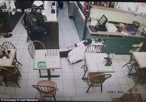 Αστυνομικός έκανε ηλεκτροσόκ σε υπάλληλο χωρίς αφορμή (video)