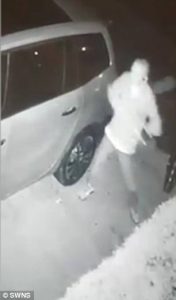 Εξαπατά την ταμεία χρησιμοποιώντας ταχυδακτυλουργικά!