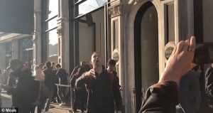 Τους έβαλε να πετάξουν κάτω το νέο τους κινητό για να δοκιμάσουν τη θήκη (video)