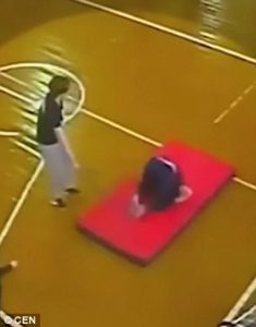 Τρόμος σε πτήση όταν κεραυνός χτύπησε το φτερό (video)