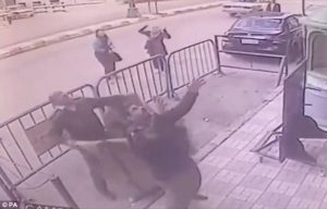 Αστυνομικός πιάνει παιδί δευτερόλεπτα πριν αυτοκτονήσει (video)