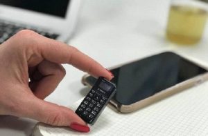 Αυτό είναι το μικρότερο κινητό τηλέφωνο του κόσμου (photo)
