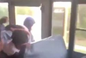 Παιδί πέφτει από το λεωφορείο εν κινήσει (video)
