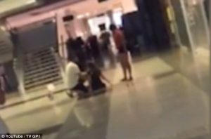 Άνδρας παρηγορεί γυναίκα από το σοκ λόγω ταινίας θρίλερ την οποία είδε