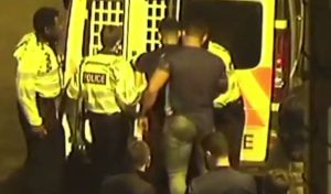 Κρατούμενος χτυπάει αστυνομικό και σπάει το σαγόνι του σε δύο μέρη! (vid)