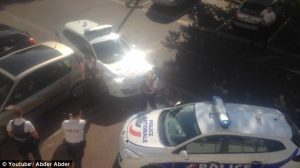 Αστυνομικοί σκοτώνουν εν ψυχρώ άνδρα με μαχαίρι όταν πάει να φύγει (video)