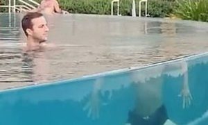Viral video με ακέφαλο κολυμβητή: Κολυμπά και το κεφάλι του χωρίζεται από το σώμα