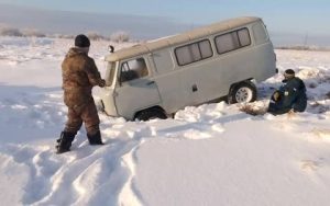 Πήγαν στα χιόνια χωρίς αλυσίδες και φυσικά… κόλλησαν (Video)