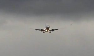 Σοκαριστικό: Πιλότος πήγε να προσγειώσει αεροπλάνο εν μέσω ανέμων και παραλίγο να διαλυθεί (video)