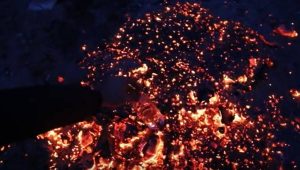 Βάζει ένα πλαστικό μπουκάλι γεμάτο νερό στη φωτιά και δεν λιώνει; Πώς γίνεται; (Video)