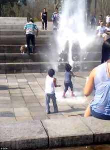 Παιδί πετάχτηκε στον αέρα από ένα συντριβάνι (video)