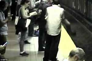 Κοπέλα πέφτει στις γραμμές του μετρό, ενώ αυτό καταφτάνει… με τους υπόλοιπους να προσπαθούν να τη σώσουν (vid)