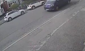 Σοκαριστικό βίντεο: Αυτοκίνητο παρέσυρε και σήκωσε στον αέρα κοριτσάκι