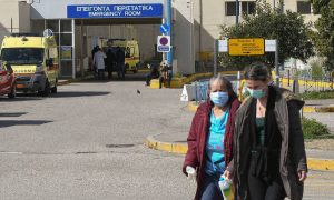Κορονοϊός: Τι πρέπει να κάνουμε με παπούτσια, ρούχα και εσώρουχα όταν επιστρέφουμε σπίτι μας…