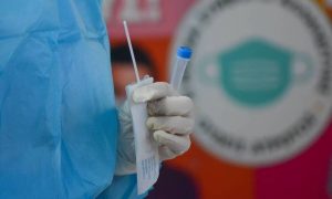 Κρούσματα σήμερα: Σχεδόν 30.000 νέες μολύνσεις σε ημέρα αργίας…