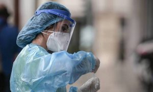 Covid 19 – Self Testing: Τι είναι, πώς λειτουργεί και πότε θα το κάνουμε (vid)