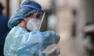 Κρούσματα σήμερα: Εκτός ελέγχου και 30.010 νέες μολύνσεις σε 24 ώρες