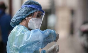 Κρούσματα σήμερα: Η τραγωδία συνεχίζεται! 79 νέοι θάνατοι, 715 διασωληνωμένοι…