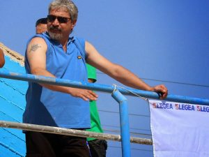 Σας βλέπει ο Κώστας και γελάει… μαζί σας!