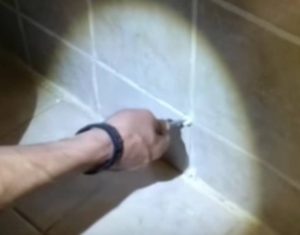 Πιερία: Ο τοίχος έκρυβε… εκπλήξεις – Έβγαλαν τα πλακάκια και έπαθαν σοκ! (vid+pic)