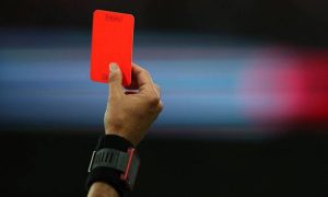 Ποδοσφαιριστής έφαγε κόκκινη κάρτα επειδή αερίστηκε δίπλα… στο διαιτητή! (vid)