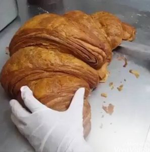 Το μεγαλύτερο κρουασάν που έχετε δει ποτέ με πραλίνα και… (video)