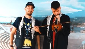 Οι δρομείς κουζουλάθηκαν με τον ΟΠΑΠ και απαγγέλλουν μαντινάδες (video)